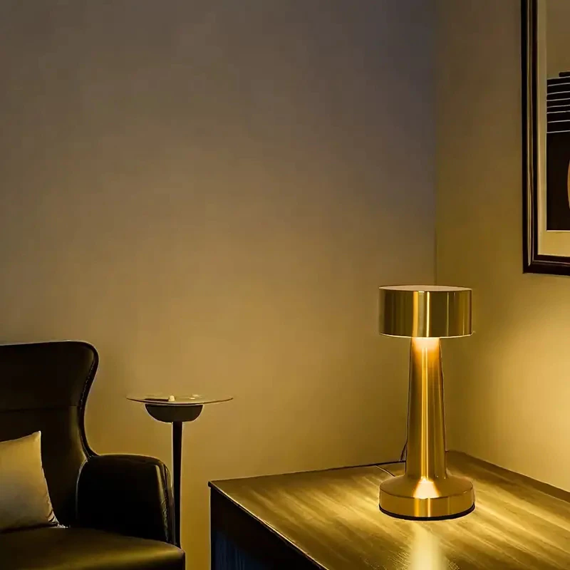 Luminária de Led Juno com Acendimento ao Toque Dourado