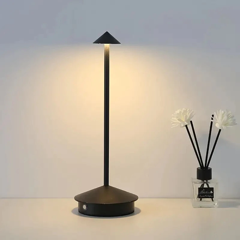 Luminária de Led Tóquio com Acendimento ao Toque Preto