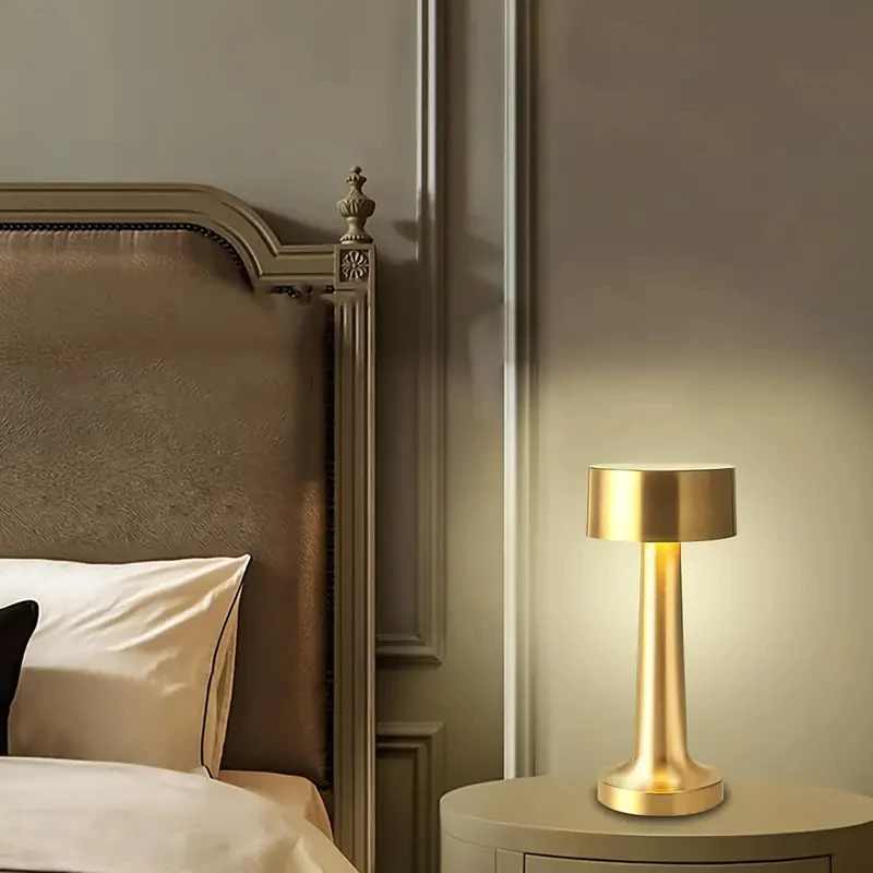 Luminária de Led Juno com Acendimento ao Toque Dourado