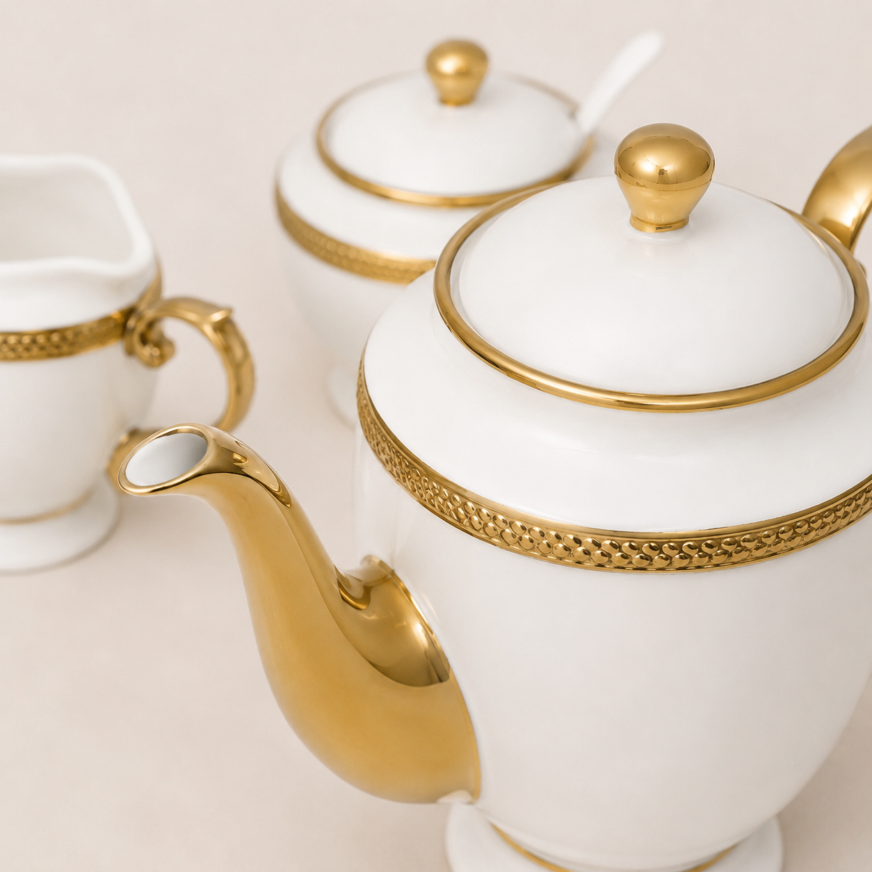 Conjunto de Café e Chá Imperial Branco e Dourado