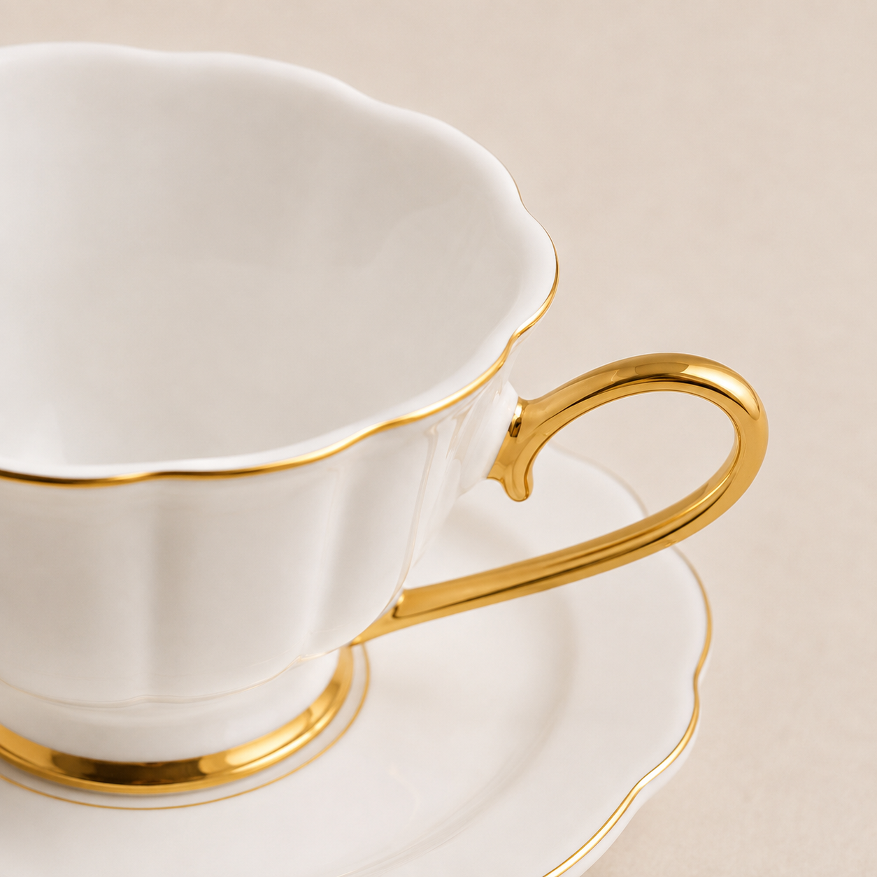 Xícaras de Café Serena em Porcelana com Fio Dourado